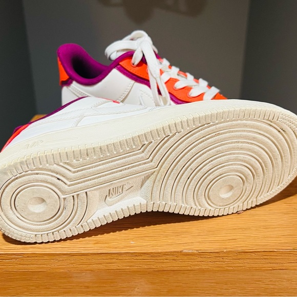 Nike - Picture 3 of 5